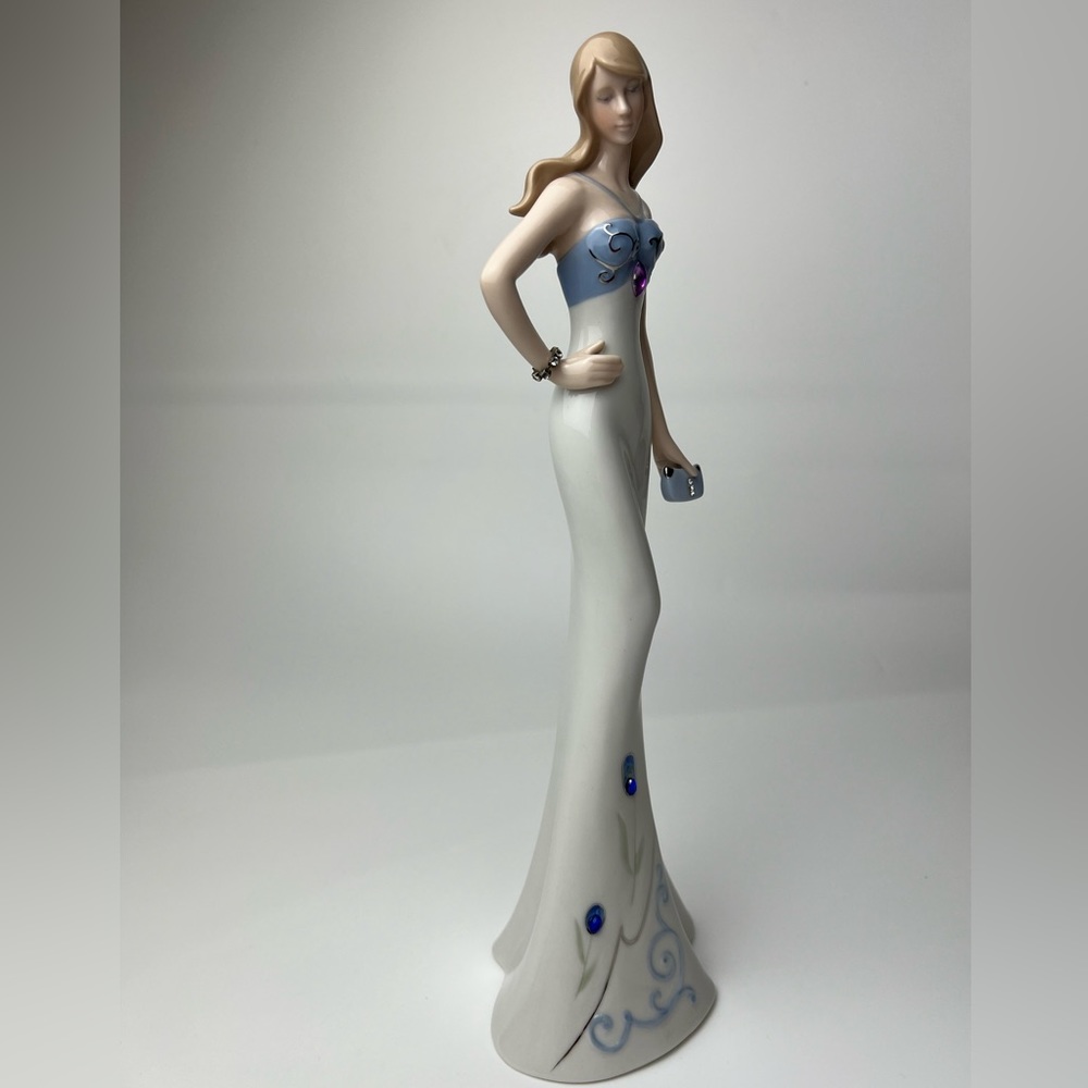 Cosmos Porcelain Elegant Doll - Picture 7 of 17